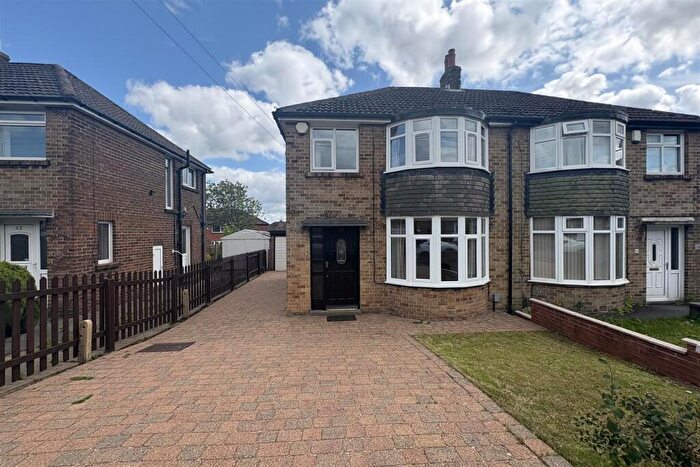 3 Bedroom Semi-Detached House To Rent In Mount Avenue, Huddersfield, HD3