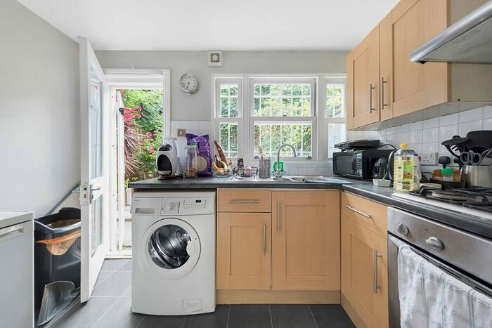 2 Bedroom Flat To Rent In Plato Road, Brixton, London, SW2