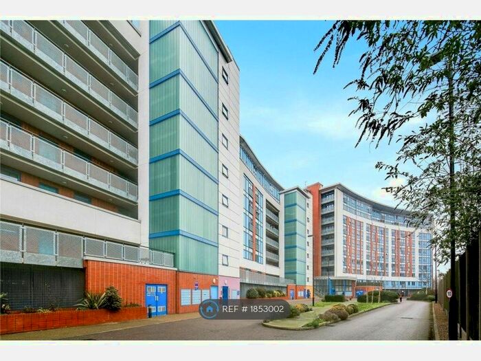 2 Bedroom Flat To Rent In Leamore Court, London, E2