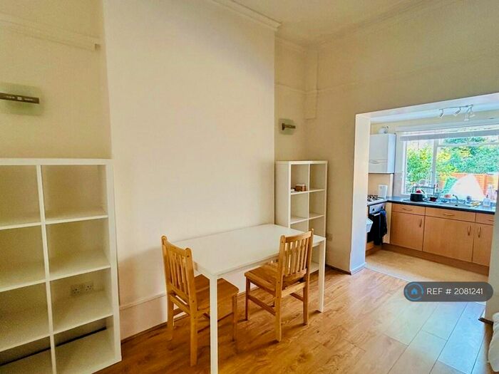 1 Bedroom Flat To Rent In King Henrys Walk, London, N1