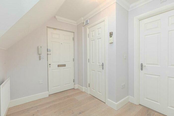 1 Bedroom Flat For Sale In Maddox Drive, Crawley, RH10