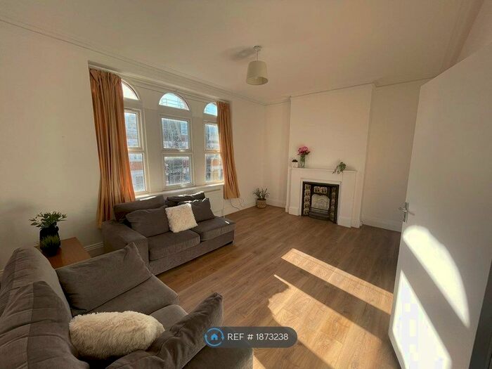 3 Bedroom Flat To Rent In Hornsey, London, N8