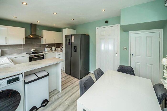 4 Bedroom Mews For Sale In Broadley Close, Halifax, HX2