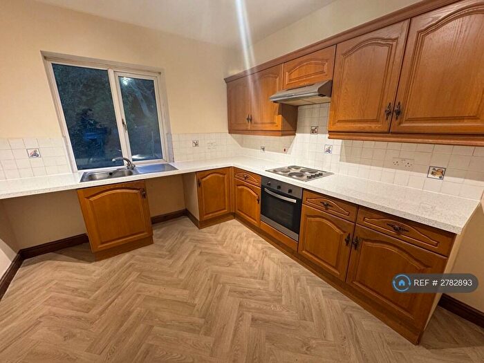 3 Bedroom Flat To Rent In Woodlands Drive, Leeds, LS19