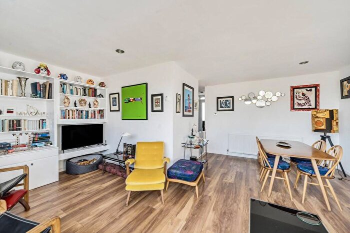3 Bedroom Flat For Sale In Cricklewood Lane, West Hampstead, London, NW2