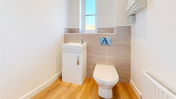 4 Bedroom Detached House For Sale In Markham Avenue, Weymouth, DT4