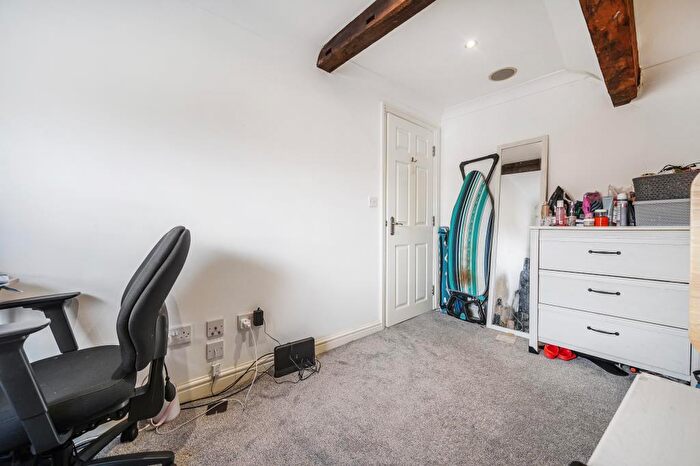 2 Bedroom Flat For Sale In Newbury, Berkshire, RG14