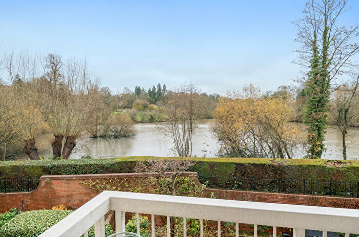 2 Bedroom Flat For Sale In Waterside Court, Alton, Hampshire, GU34