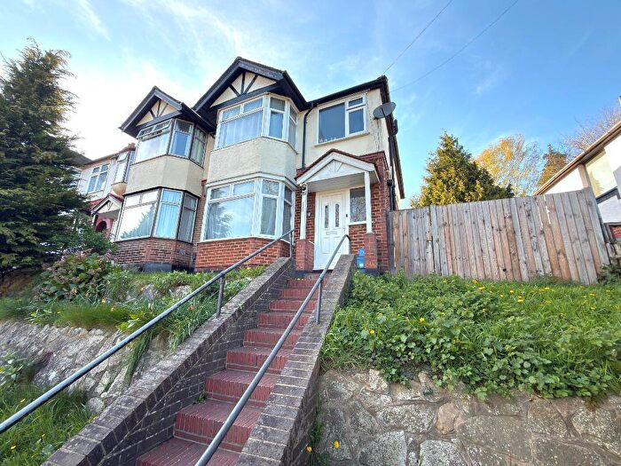 3 Bedroom End Of Terrace House For Sale In Crawley Green Road, Round Green, Luton, Bedfordshire, LU2