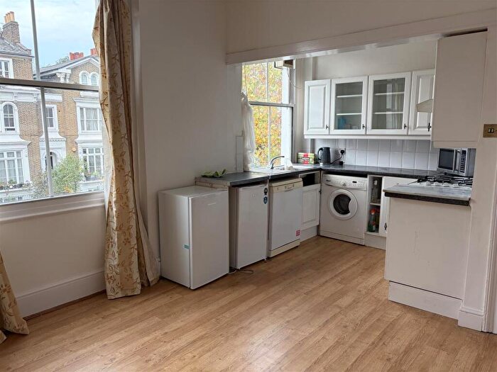 3 Bedroom Flat To Rent In Trafalgar Avenue, London, SE15
