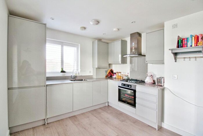 1 Bedroom Apartment For Sale In Faringdon Avenue, Romford, RM3