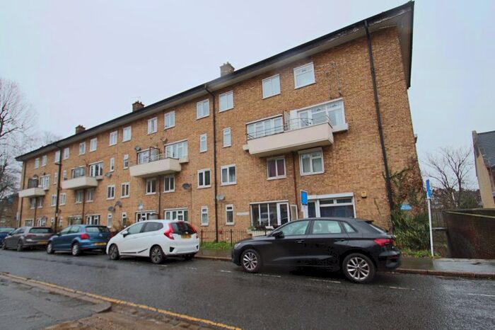 3 Bedroom Flat To Rent In Lawn Terrace, London, SE3