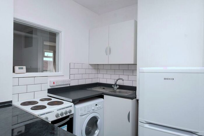 3 Bedroom Flat To Rent In Milner Road, Brighton, BN2