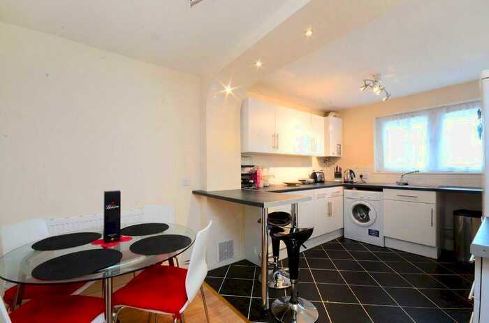 2 Bedroom Flat To Rent In Oban Street, Poplar, Canary Wharf, London, E14