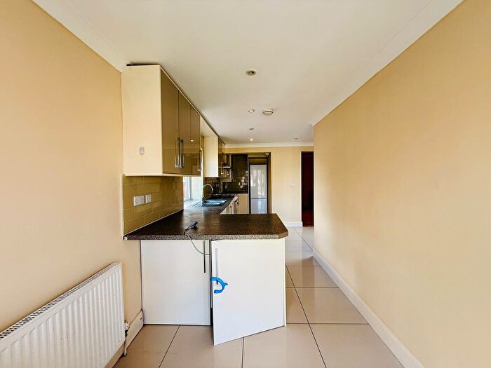 4 Bedroom Semi-Detached House To Rent In Cres Road, London, NW2