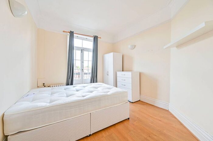 2 Bedroom Flat For Sale In Shoot Up Hill, Kilburn, London, NW2