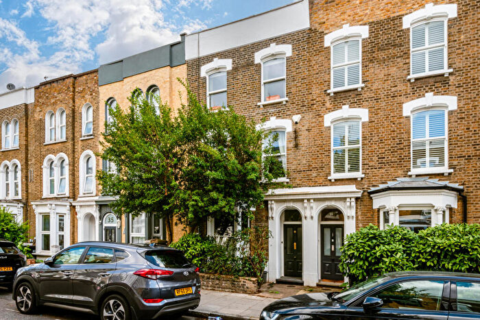 3 Bedroom Flat For Sale In Dunlace Road, London, E5