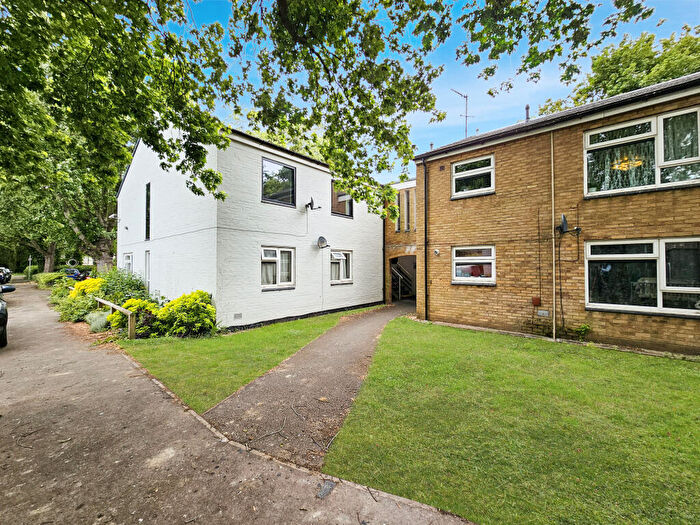 2 Bedroom Flat For Sale In Dundee Close, Cambridge, CB4