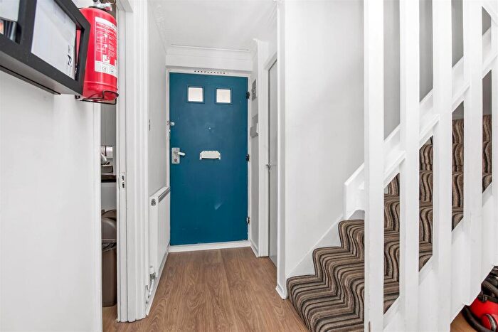 5 Bedroom Apartment To Rent In Thornton House, SE17