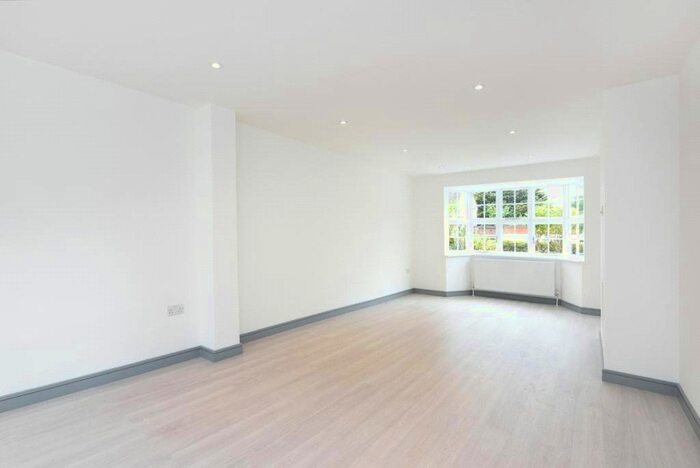 3 Bedroom Semi-Detached House To Rent In Brookland Rise, London, NW11