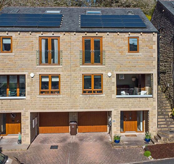 4 Bedroom Semi Detached House For Sale In Malkin Wood View, Holmfirth, HD9