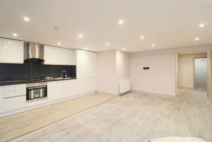 4 Bedroom Flat To Rent In Lansbury Avenue, Romford, Essex, RM6