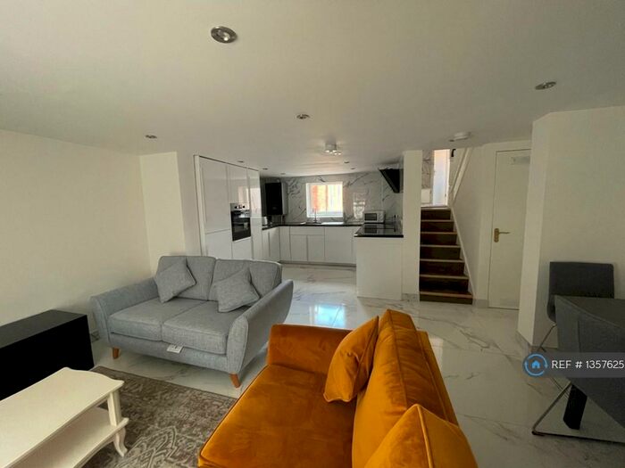 5 Bedroom Terraced House To Rent In Waylen Street, Reading, RG1