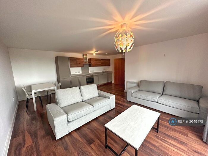 3 Bedroom Flat To Rent In The Riverside, Salford, M5