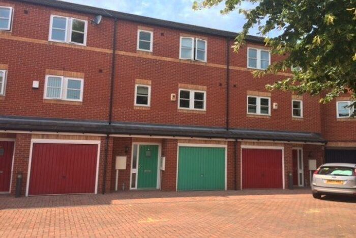 3 Bedroom Town House To Rent In Clovelly Court, Derby, DE22