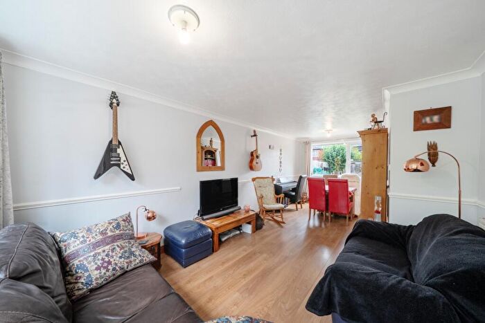 4 Bedroom Semi-Detached House For Sale In Murrayfield Avenue, Hull, HU5
