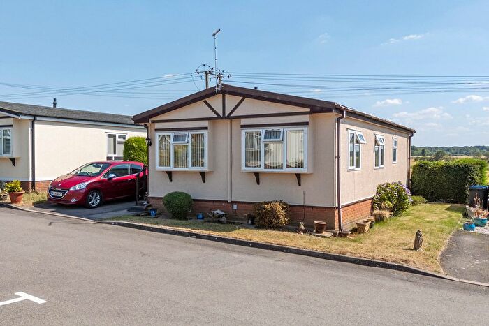 2 Bedroom Mobile/park Home For Sale In Oxford Road, Avon View Park Homes, Coventry, CV8
