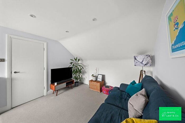 1 Bedroom Flat For Sale In Durham Road, London, N2