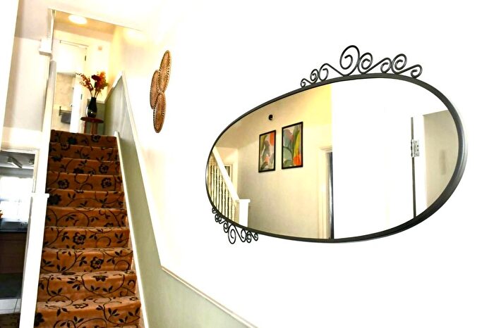 3 Bedroom Flat To Rent In Warlock Road, London, W9