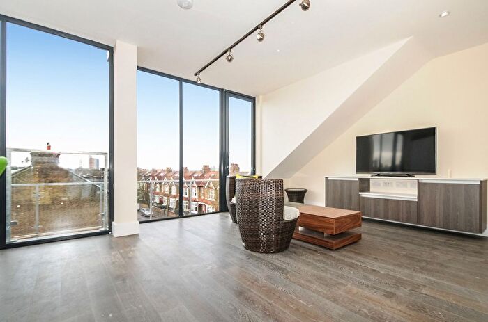 2 Bedroom Flat To Rent In Durham Road, East Finchley, London, N2