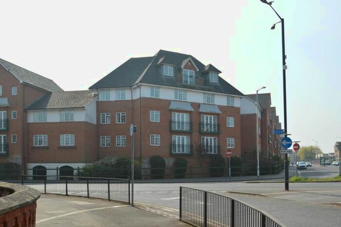2 Bedroom Flat For Sale In Knights Place, Windsor, SL4