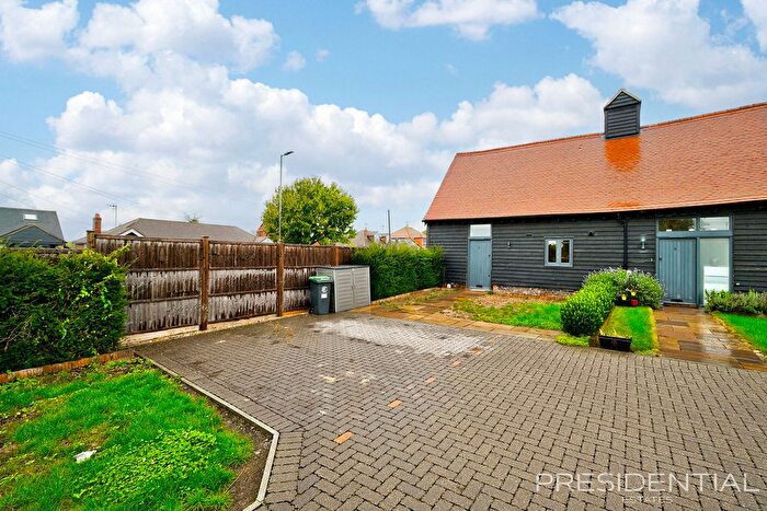 2 Bedroom Barn Conversion For Sale In Sewardstone Road, Chingford, E4