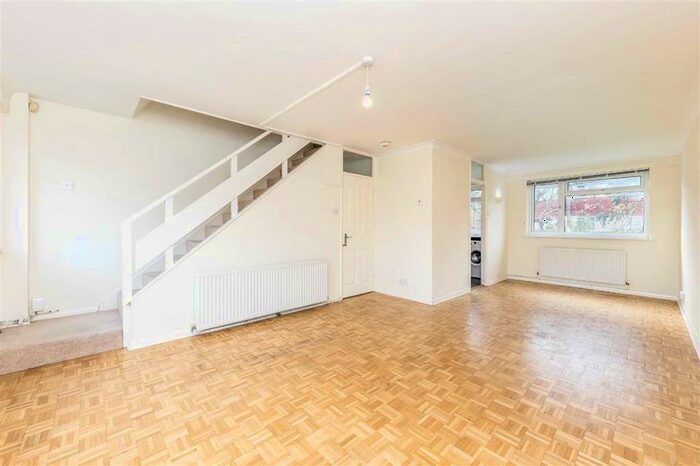 2 Bedroom Maisonette To Rent In Alanthus Close, London, SE12