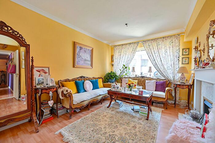 3 Bedroom Flat For Sale In Sheen Road, Richmond, TW9