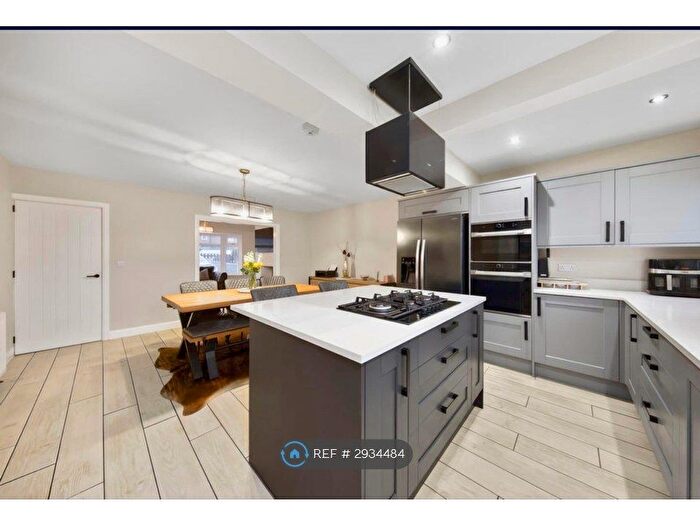 3 Bedroom Semi-Detached House To Rent In Station New Road, Chesterfield, S42