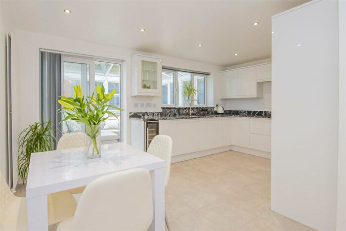 5 Bedroom Detached House For Sale In Bates Close, Market Harborough, LE16