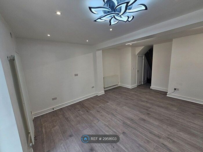 4 Bedroom Detached House To Rent In Darley Gardens, Morden, SM4