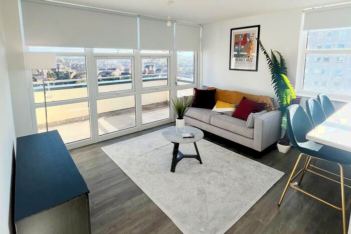 2 Bedroom Flat To Rent In Oldham Road, Manchester, Greater Manchester, M40