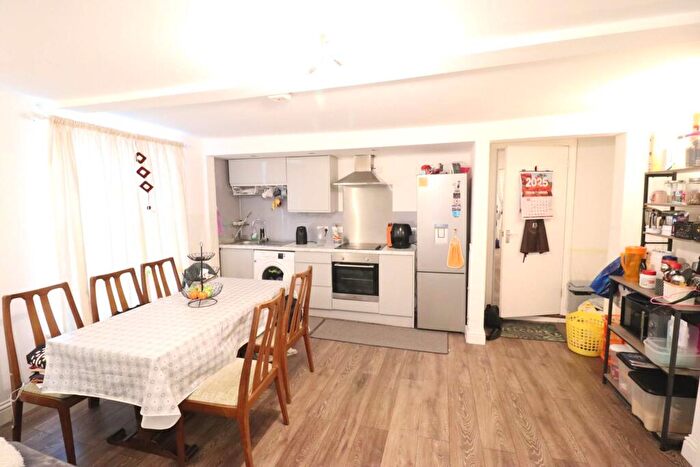 1 Bedroom Flat To Rent In High Street, High Wycombe, HP11