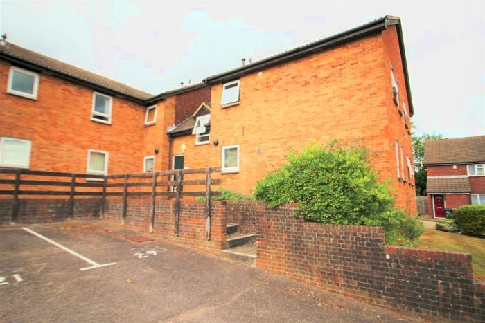 Flat To Rent In Hillingdale, Tollgate Hill, RH11