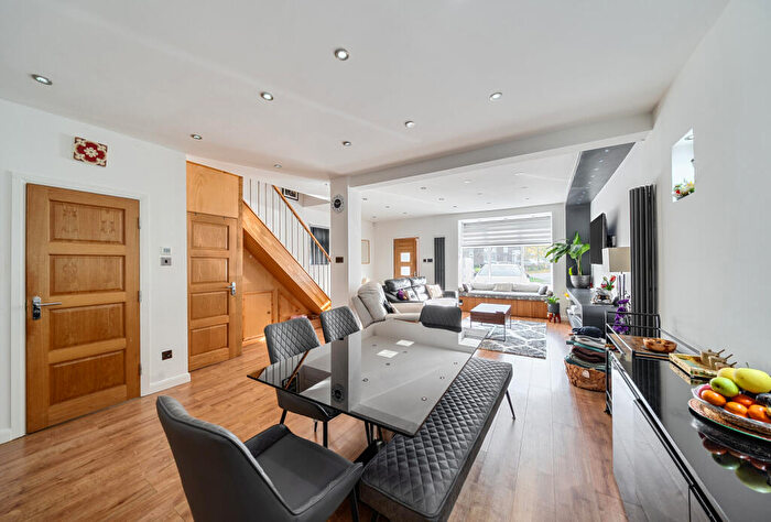 4 Bedroom End Of Terrace House For Sale In Kingsmead Avenue, Kingsbury, NW9