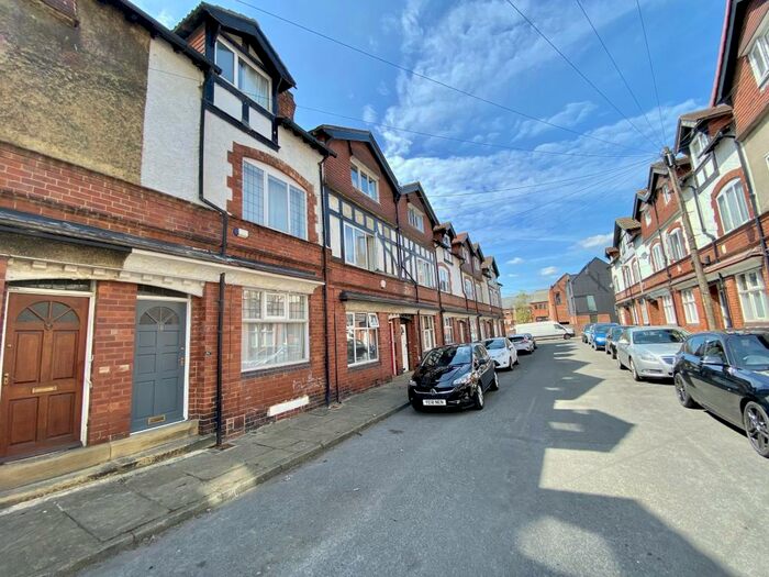 4 Bedroom House To Rent In Hawthorn View, Leeds, LS7