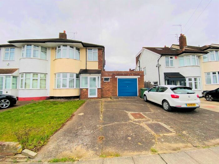 3 Bedroom Semi-Detached House To Rent In Gallants Farm Road, East Barnet, EN4