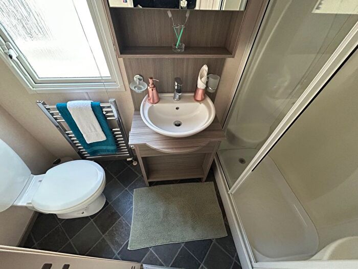 2 Bedroom Mobile/park Home For Sale In Hythe Road, Dymchurch, Romney Marsh, TN29