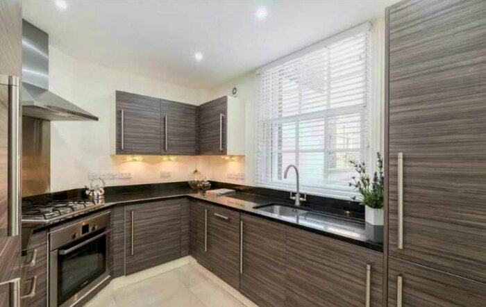 2 Bedroom Flat To Rent In Lees Place, London, Greater London, W1K