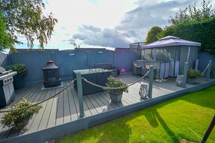 3 Bedroom Semi-Detached House For Sale In Stonelow Road, Dronfield, S18